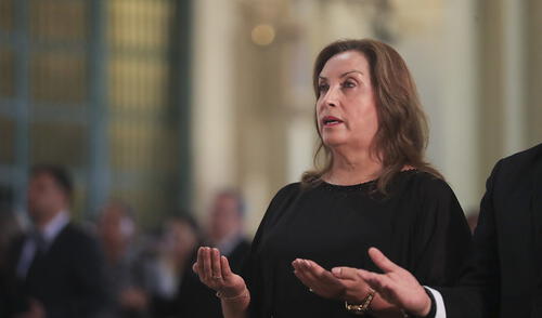 ¿Un gobierno con las manos manchadas? Dina Boluarte se aferra al cargo y el Congreso calcula hasta cuándo sostenerla. ¿Un gobierno con las manos manchadas? Dina Boluarte se aferra al cargo y el Congreso calcula hasta cuándo sostenerla.