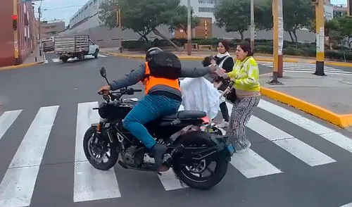 El robo se registró en el jirón Cornelio Borda, en Cercado de Lima. Foto: difusión Las cámaras captaron la placa del vehículo del hampón.