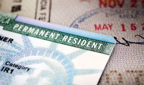 Residentes permanentes deben portar su Green Card en todo momento.