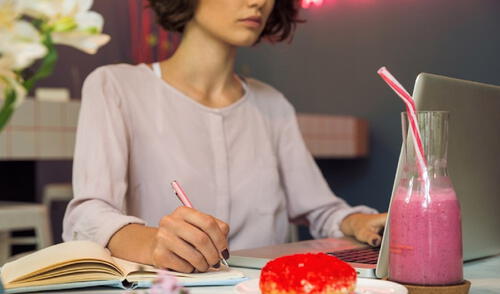 Los hábitos de vida saludables, como una alimentación equilibrada, ejercicio regular y un sueño adecuado, son fundamentales para el rendimiento académico. Foto: difusión alimentacion