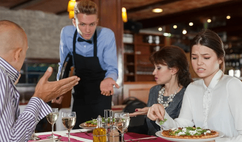 Al mozo se le exige, además, que muestre buena educación y ofrezca un trato respetuoso al momento de atender a los comensales. Foto: Cucinare.tv