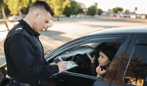 En California, el DMV otorga multas para quienes no cuentan con un seguro vehicular vigente.