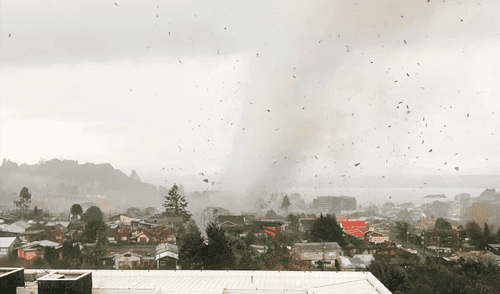 El tornado en Chile afectó a varias estructuras y autos en Puerto Varas. Foto: Captura El tornado en Chile afectó a varias estructuras y autos en Puerto Varas.