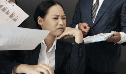 El desgaste emocional se acentúa además en mujeres, personas neurodivergentes y miembros de la comunidad LGBTQ+. Foto: etalentum El desgaste emocional se acentúa además en mujeres, personas neurodivergentes y miembros de la comunidad LGBTQ+