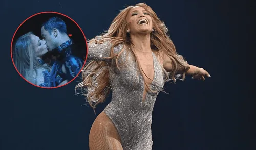 JLO besa a dos de sus bailarines en los AMAs 2025.