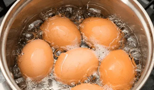 su cáscara es porosa y puede absorber olores, el color de la yema depende de la dieta de la gallina y los huevos pueden durar varios días en el refrigerador. Foto: 20minutos