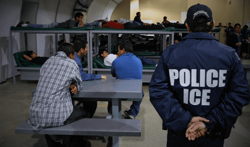 Migrantes detenidos por ICE quedan incomunicados al no recordar teléfonos.