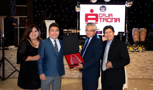 Sr. Jesús Arenas Carpio junto a la Gerencia Mancomunada de Caja Tacna, en reconocimiento a su labor.