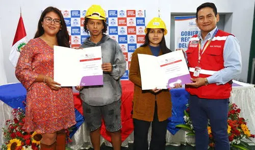 Diversos jóvenes de jóvenes de bajos recursos recibieron certificados tras culminar cursos de manera satisfactoria. Foto: Composición LR/Gob