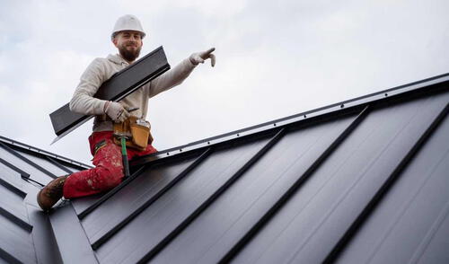Una de las señales más evidentes de un problema es una fuga de agua en la casa. Foto: difusión techo