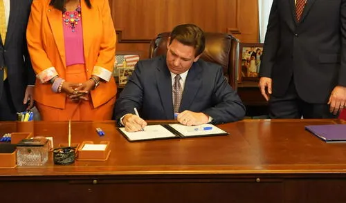Ron DeSantis firma ley que sanciona la falsificación del historial militar