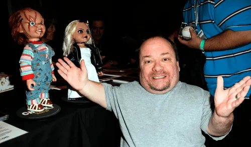 Ed Gale, quien interpretó a Chucky, participó en más de 100 películas en su carrera. Ed Gale, quien interpretó a Chucky, participó en más de 100 películas en su carrera.