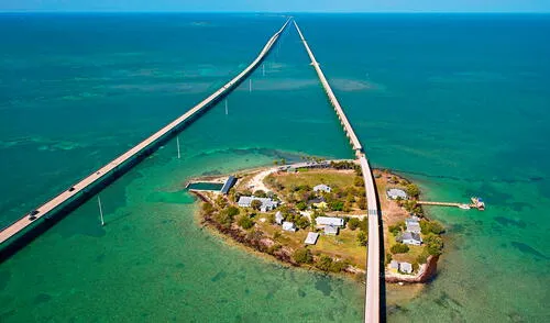 La Overseas Highway conecta el sur de Florida con Key West, abarcando 182 kilómetros y 42 puentes.