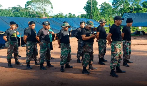 Ante la arremetida de los narcos, y la ausencia de las fuerza de seguridad, la comunidad de Kakataibo ha organizado una Guardia Indígena para defender su territorio. Foto: Guardia Indígena Ante la arremetida de los narcos, y la ausencia de las fuerza de seguridad, la comunidad de Kakataibo ha organizado una Guardia Indígena para defender su territorio. Foto: Guardia Indígena