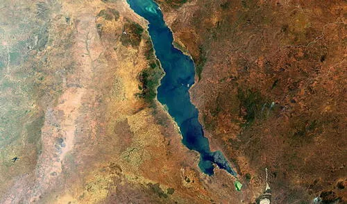 La separación de las placas tectónicas llevará a la formación de una masa de agua que inundará gradualmente la zona.