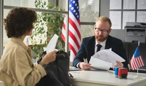 Los inmigrantes en EE.UU. deben prepararse para entrevistas con el ICE Los inmigrantes en EE.UU. deben prepararse para entrevistas con el ICE