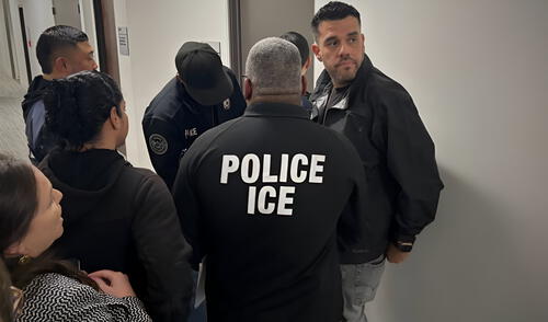 Los recientes arrestos de ICE en los tribunales de inmigración de Massachusetts son parte de las deportaciones aceleradas en EE. UU. Los recientes arrestos de ICE en los tribunales de inmigración de Massachusetts son parte de las deportaciones aceleradas en EE. UU.