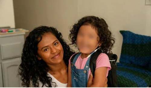 Niña mexicana pierde acceso a tratamiento vital tras cancelación del estatus migratorio de su familia.