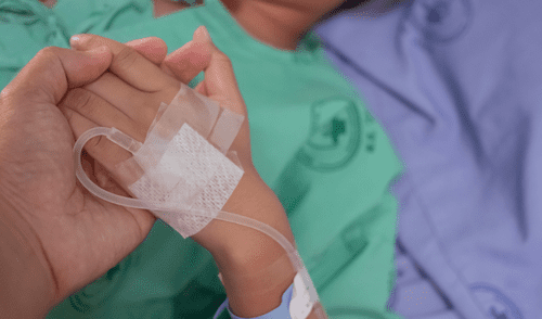 Niño de 8 años falleció en Estados Unidos por una rara enfermedad que avanzó rápido.