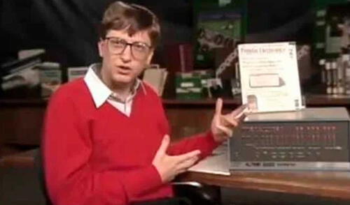 Bill Gates junto a la Altair 8800. Foto: tecnologia-informatica