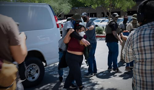 Crecen los arrestos de inmigrantes por parte de ICE en EE. UU. en tribunales, con al menos 53 detenidos tras citas migratorias.