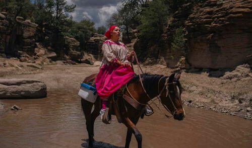 La enfermera recorre a caballo las regiones más apartadas de Chihuahua.
