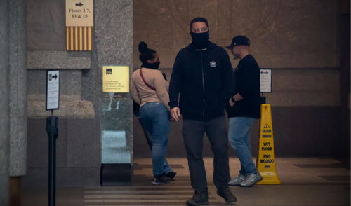 La política de deportación exprés de Trump crece en los tribunales migratorios de Nueva York, con arrestos de inmigrantes en audiencias.