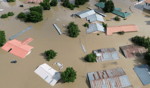 Las autoridades de Nigeria, junto a la Cruz Roja, trabajan en las labores de rescate tras las intensas lluvias.