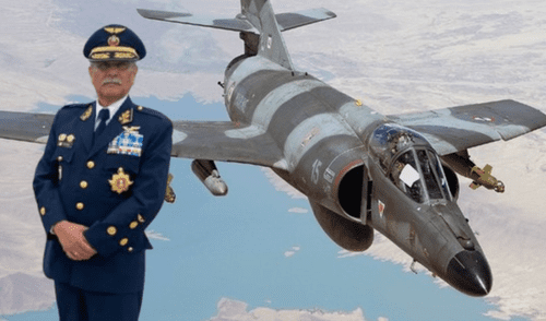 El piloto peruano Pedro Seabra Pinedo participó en una misión secreta durante la guerra de las Malvinas que incluyó aviones. Foto: Composición LR/ DEF/ Clarín Piloto peruano rompe su silencio y revela misión secreta en la guerra de las Malvinas: nadie debía saberlo