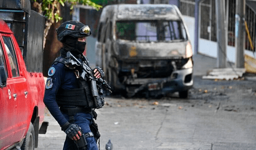 El bus incendiado registra la violencia en Guerrero, México.
