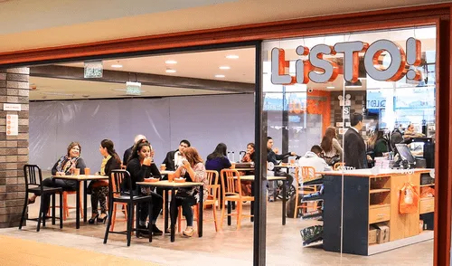 Aproximadamente 80 tiendas comerciales permanecían en el antiguo aeropuerto. Foto: Kevinn García/ LA República Aproximadamente 80 tiendas comerciales permanecían en el antiguo aeropuerto. Foto: Kevinn García/ LA República