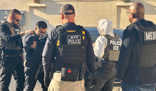 Miles de este grupo de inmigrantes latinos están en la mira del ICE en 2025.