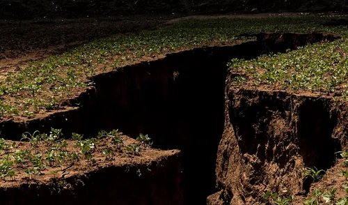 Investigación geológica confirma la existencia de una 'superpluma' de roca caliente causante que África se parta en dos