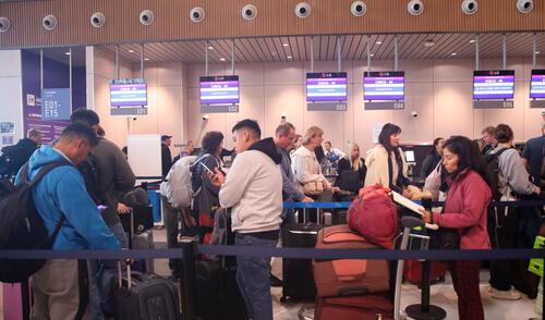 Pasajeros deben realizar control migratorio de forma virtual. Foto: La República Pasajeros deben realizar control migratorio de forma virtual.