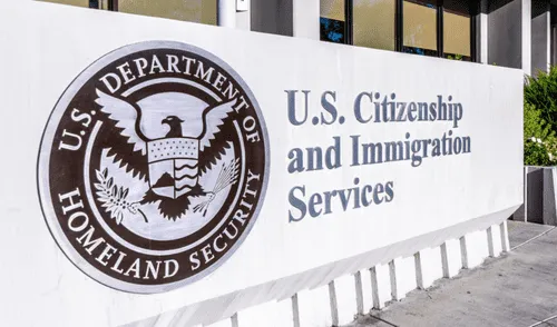 USCIS detalla cómo ciertos inmigrantes pueden frenar su deportación legalmente. USCIS detalla cómo ciertos inmigrantes pueden frenar su deportación legalmente.