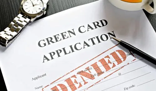 USCIS puede negarte la Green Card si ve que tienes diseños de tatuajes relacionados con pandillas.