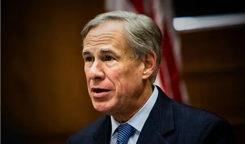 Greg Abbott, gobernador de Texas, firmó una ley que exige a Apple y Google verificar la edad de los usuarios en sus tiendas de aplicaciones.