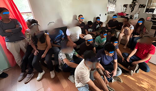 Agentes de ICE detienen a 16 inmigrantes ilegales de Nepal, Albania, México, Honduras y Guatemala en Mercedes, Texas. Agentes de ICE detienen a 16 inmigrantes ilegales de Nepal, Albania, México, Honduras y Guatemala en Mercedes, Texas.