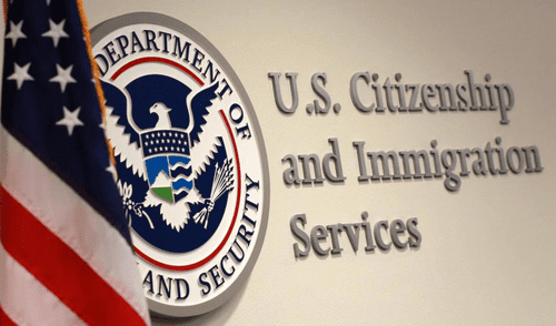 USCIS lanza advertencia a inmigrantes sobre posibles arrestos al solicitar beneficios.