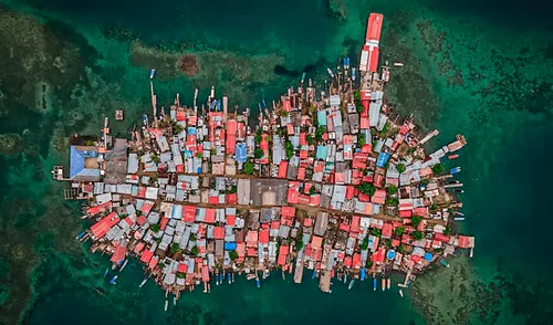 Ubicada a unos 1200 metros de la costa norte de Panamá, en el archipiélago de San Blas, la pequeña isla caribeña de Gardi Sugdub. Foto: Adri Salido/BBC. Gardi Sugdub, la isla en América Latina que viene siendo 'tragada' por el mar y está a punto de desaparecer