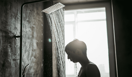 El joven hondureño se bañó en una ducha con una bomba de agua dañada. Foto: composición LR/Freepik El joven hondureño se bañó en una ducha con una bomba de agua dañada. Foto: composición LR/Freepik