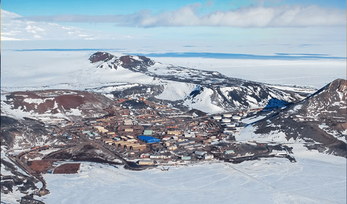 Bajo la capa de hielo de la Antártida Oriental se esconde un paisaje que ha permanecido intacto durante millones de años. Foto: AdobeStock Bajo la capa de hielo de la Antártida Oriental se esconde un paisaje que ha permanecido intacto durante millones de años.