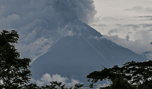 En los últimos años se han producido varias evacuaciones masivas de este tipo debido a la erupción del volcán Fuego. Foto: AFP Volcán hace erupción en Guatemala y más de 500 personas son evacuadas