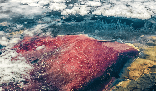 El lago Natron en Tanzania a veces se ve de color rojo debido a la población de microorganismos en la sal.