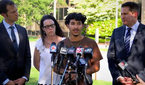 Marcelo Gomes da Silva, un estudiante de Massachusetts, fue liberado bajo fianza tras ser detenido por el ICE mientras iba a una práctica de voleibol. Marcelo Gomes da Silva, un estudiante de Massachusetts, fue liberado bajo fianza tras ser detenido por el ICE mientras iba a una práctica de voleibol.
