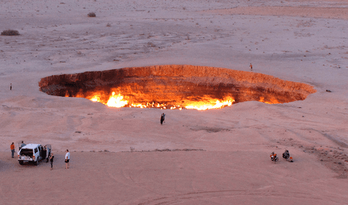 La “Puerta al  Infierno”, es un sumidero de 70 metros de ancho ubicado en el desierto de Karakum, Turkmenistán.