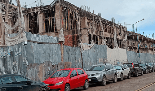 Desmontes y las calaminas fuera del predio obstaculizaban el paso peatonal en Cusco. Créditos: Luis Álvarez, La República