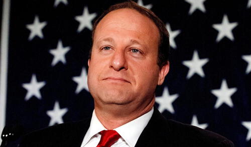 El gobernador de Colorado, Jared Polis, enfrenta una demanda por presuntamente compartir información de inmigrantes con ICE.