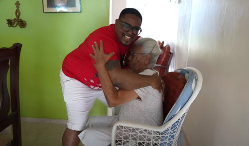 César Cuevas, conocido como El Cowboy, regresa a la República Dominicana tras más de 20 años en Nueva York.