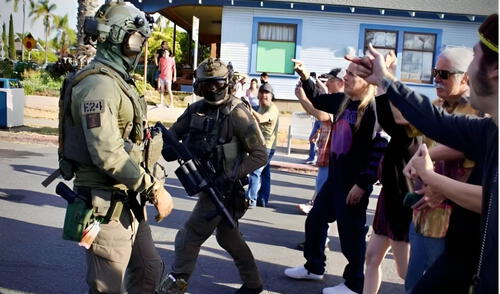 Vecinos enfrentan redada de ICE en South Park; tensión y manifestaciones.